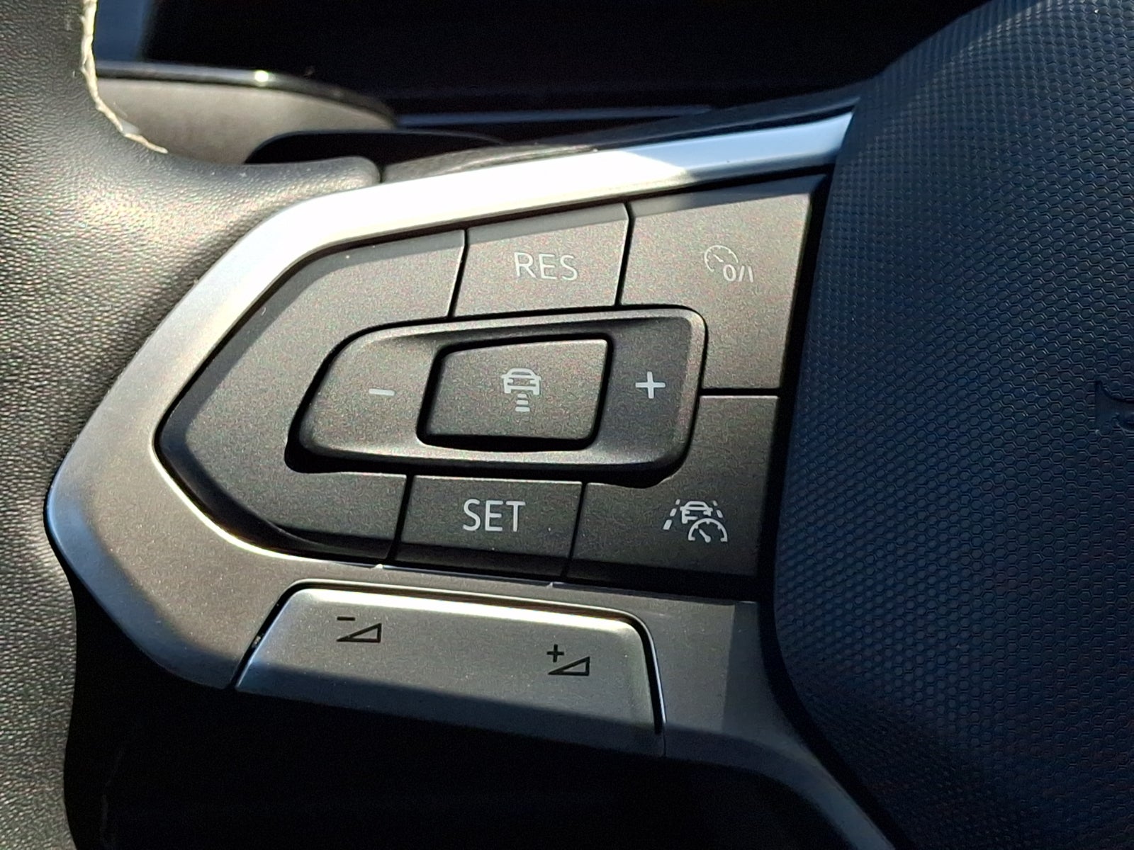 2024 Volkswagen Atlas Cross Sport 2.0T SE