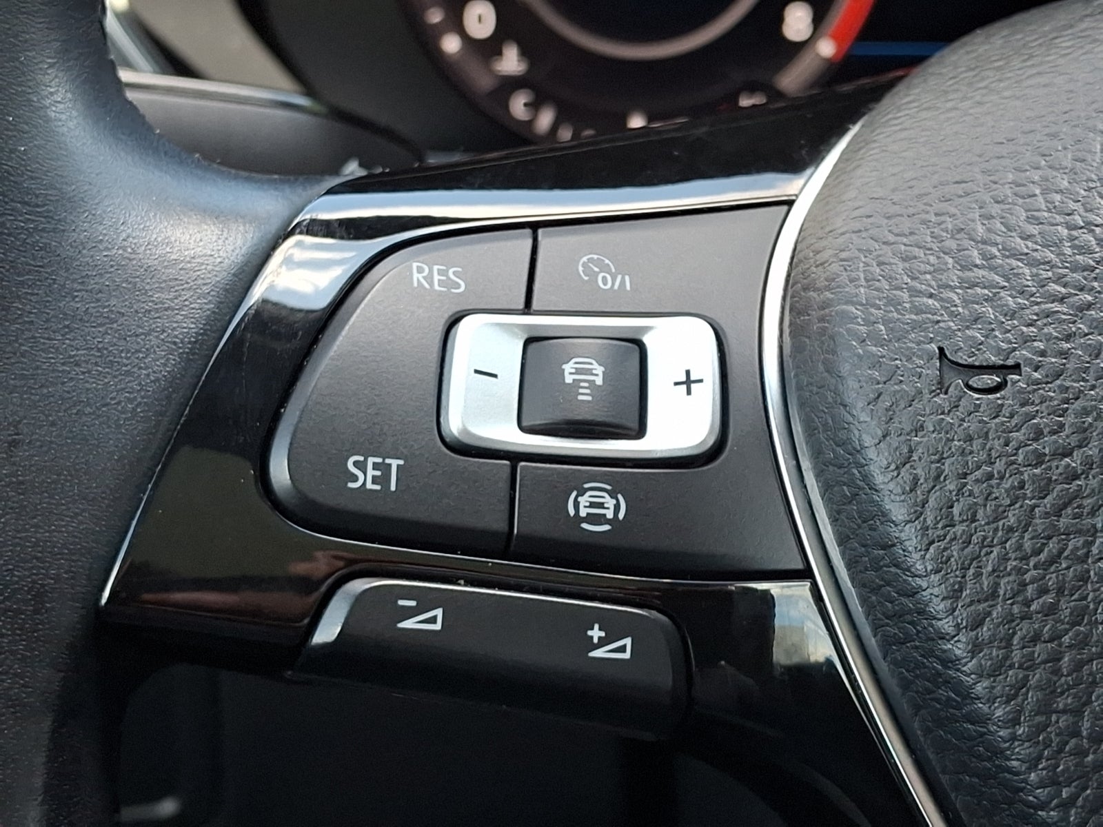 2019 Volkswagen Tiguan 2.0T SEL R-Line