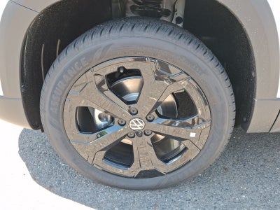 2026 Volkswagen Taos SE Black